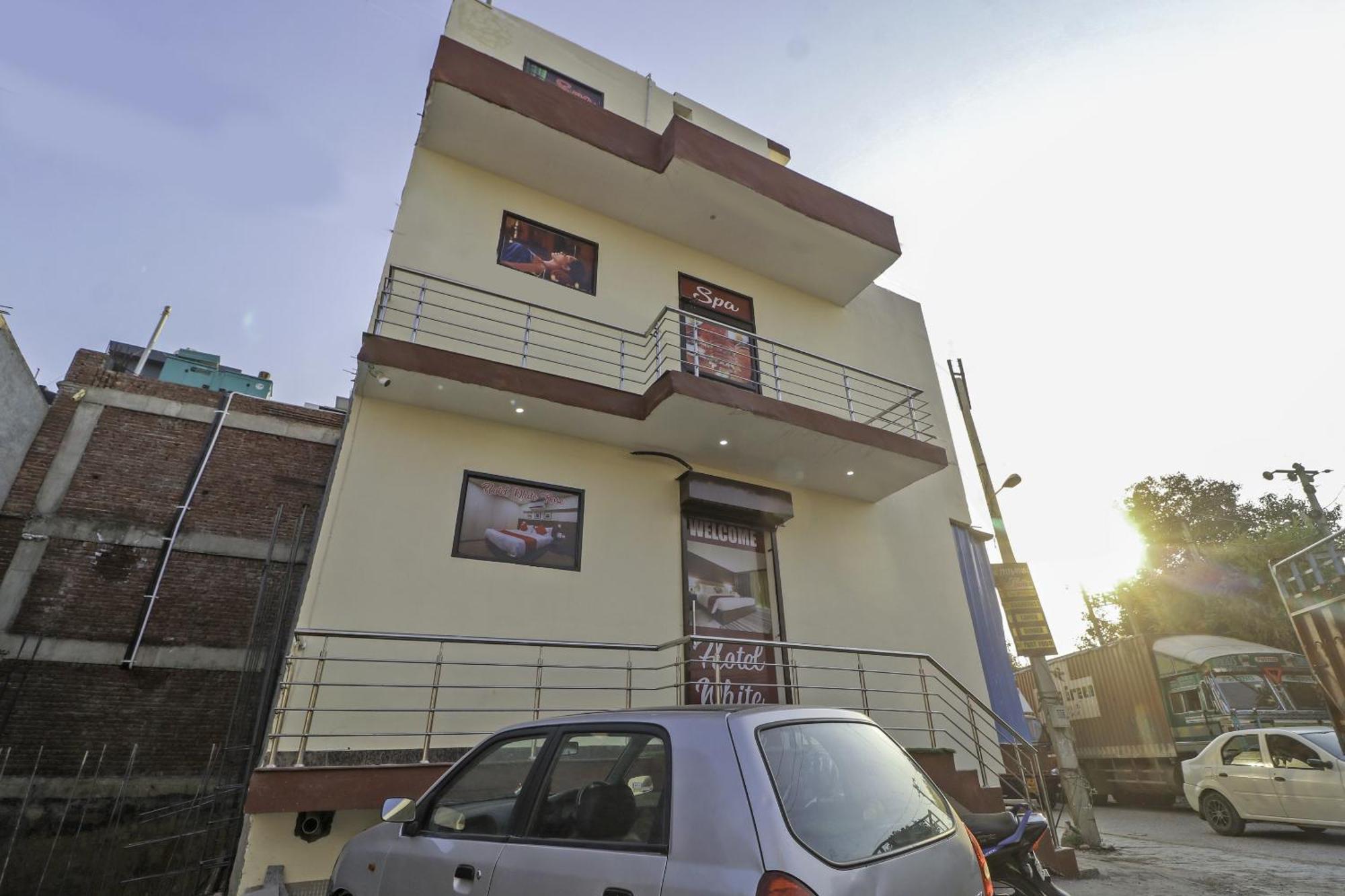 Spot On Hotel White Rose Zirakpur Exterior photo